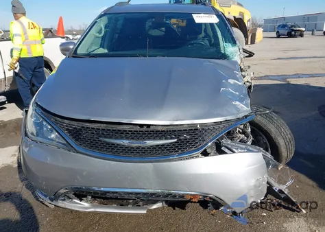 2017 Chrysler Pacifica Touring-L Plus z USA, uszkodzony, nr VIN 2C4RC1EG4HR628347